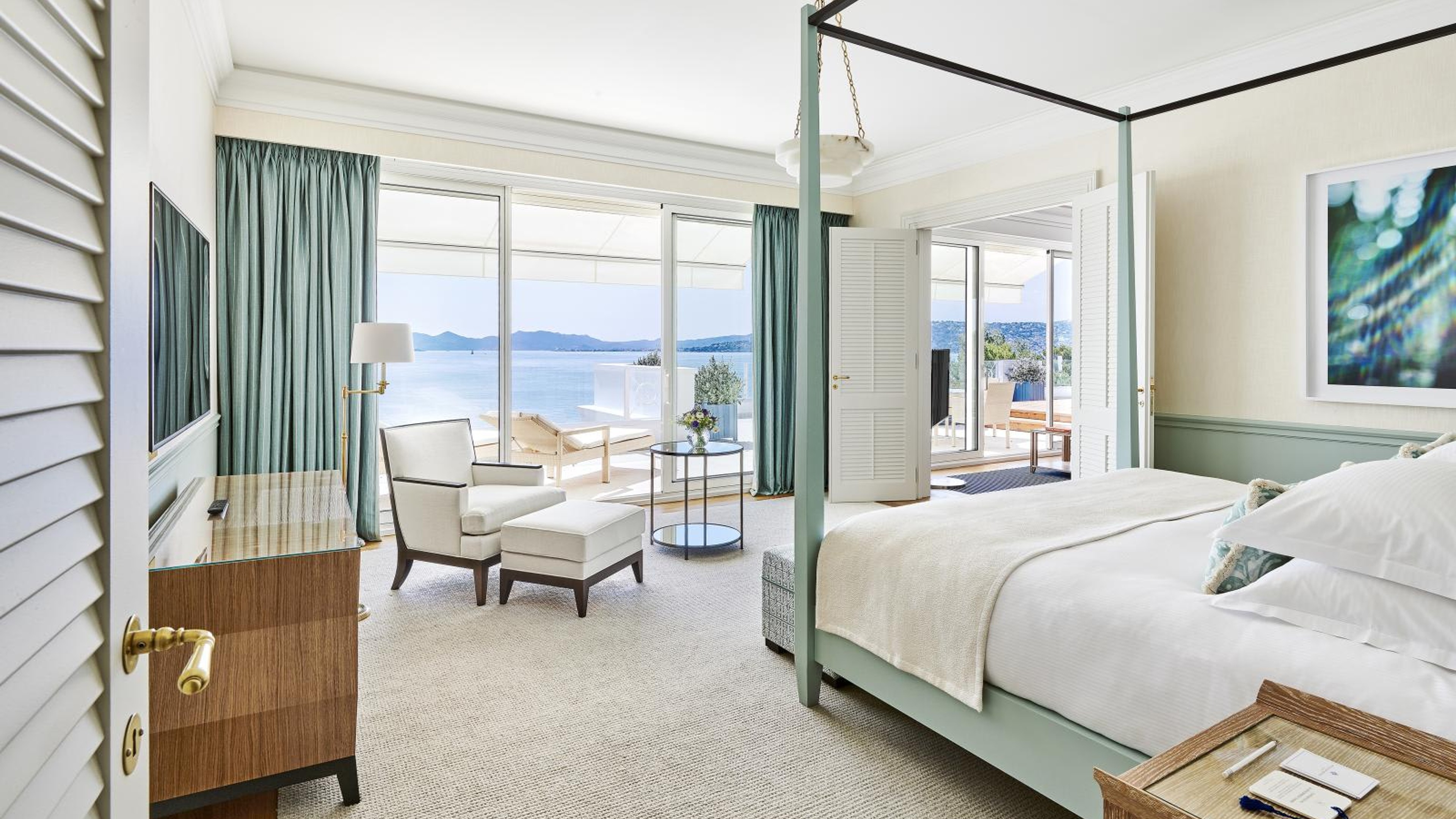 Hôtel du Cap-Eden-Roc Antibes: Iconic Clifftop Seawater Pool & Glamour Guide 2026